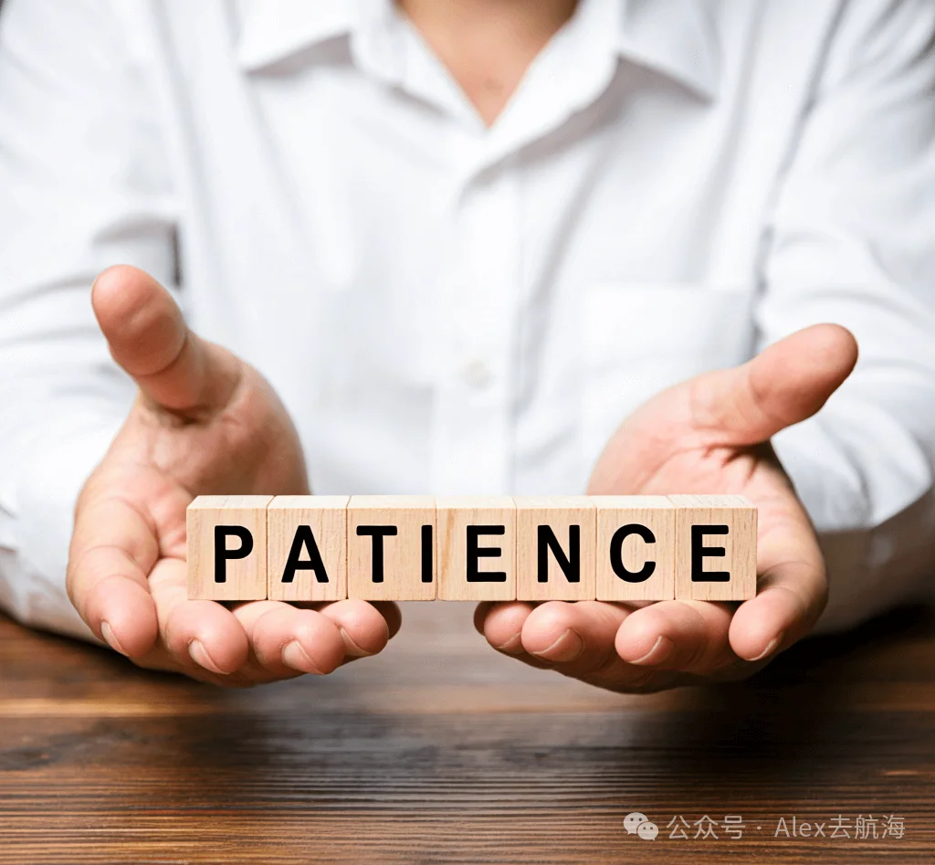 双手捧着写着PATIENCE的木块